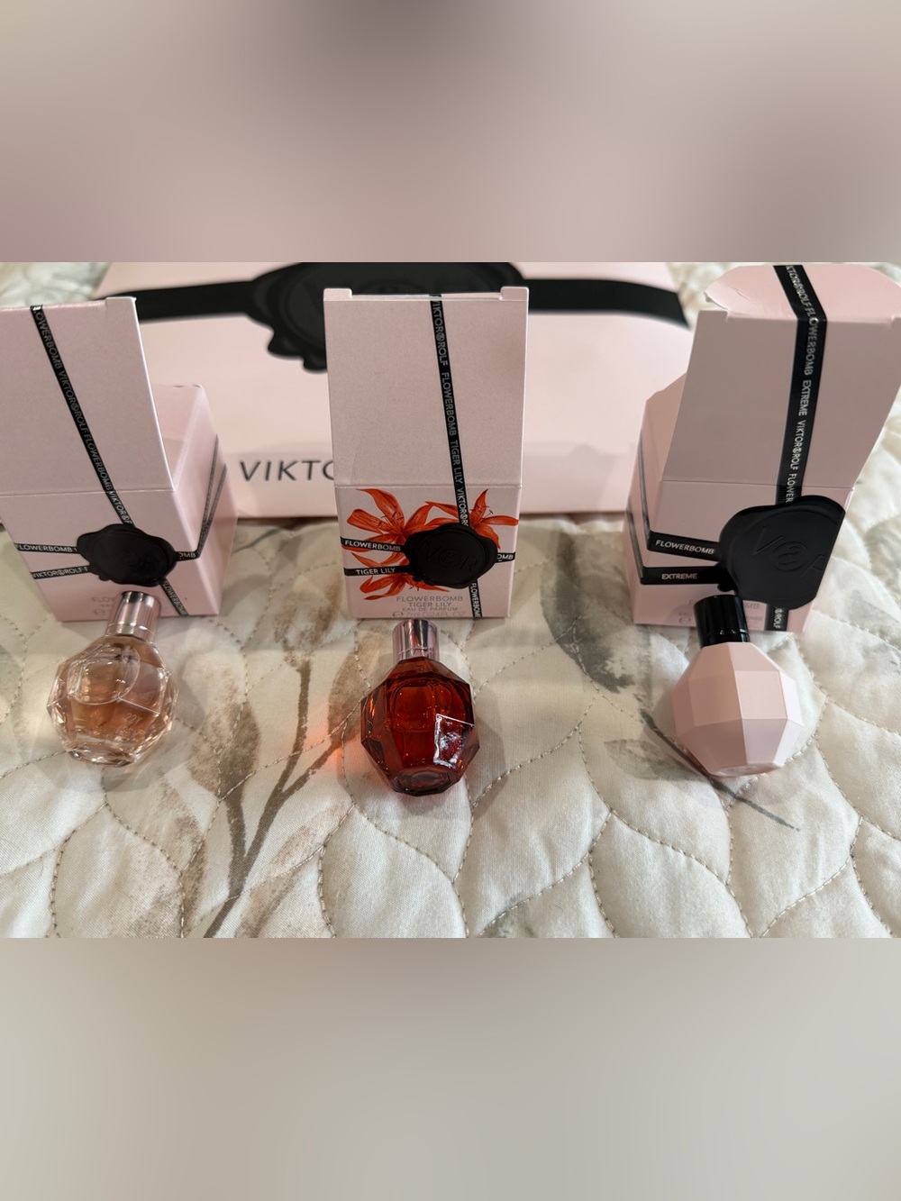 Viktor & Rolf Mini Flowerbomb Gift Set - Light Pink & Black - Picture 2 of 4